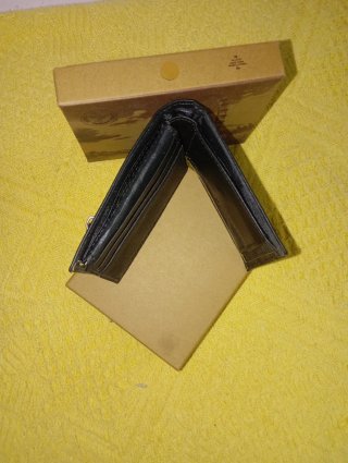 Cartera de piel negra con cremallera