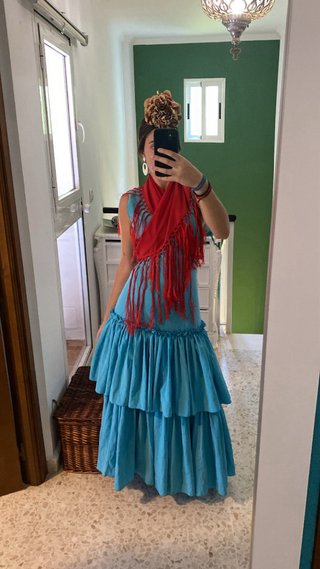 Traje de flamenca azul con volantes