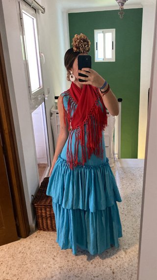 Traje de flamenca azul con volantes
