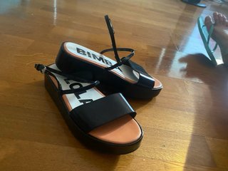 Sandalias Bimba y Lola Plataforma Negra Naranja
