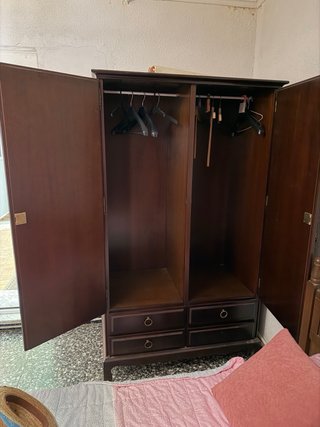 Armario de madera oscura antiguo.