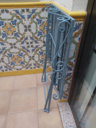 Mesa plegable de metal azul grisaceo