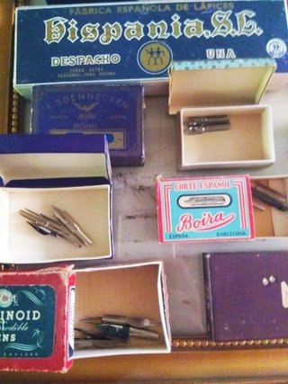 Plumillas antiguas con cajas.