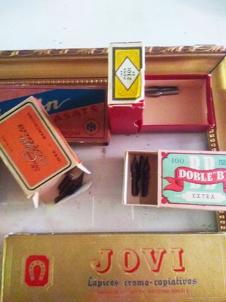 Plumillas antiguas con cajas.
