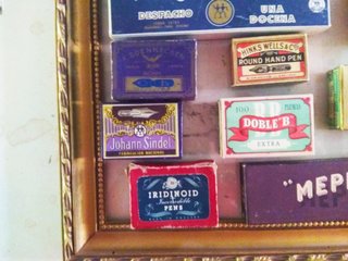 Plumillas antiguas con cajas.