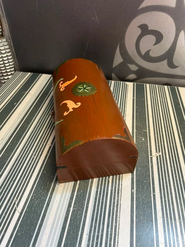 Joyero de madera con acabados de latón