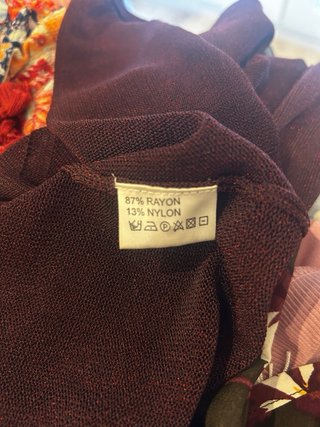 Chaqueta fina burdeos brillante