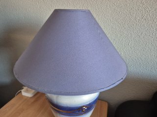 Lámpara de mesa cerámica azul y dorada