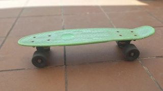Monopatín infantil verde