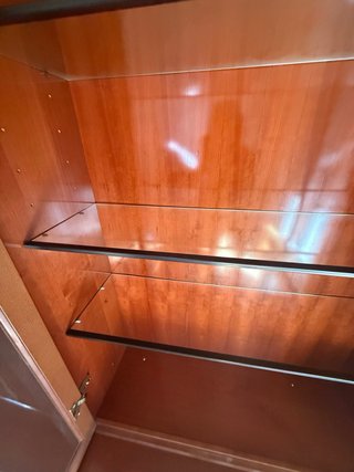 Vitrina de madera con baldas de cristal