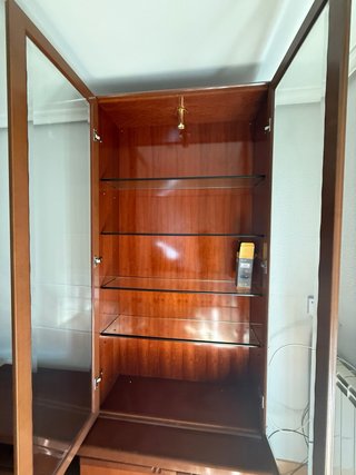 Vitrina de madera con baldas de cristal