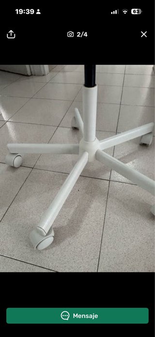 Silla de oficina beige y blanca