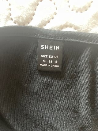 Top asimétrico Shein con aro y cadena