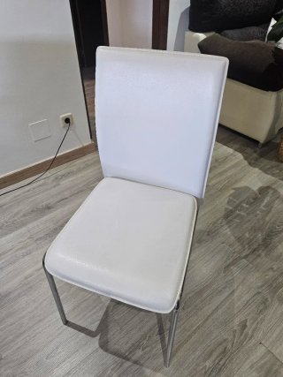 Mesa comedor cristal y 4 sillas blancas 1,50 × 90