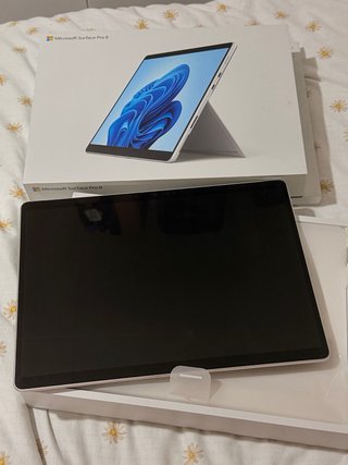 Pacchetto Microsoft Surface Pro 8 + Tastiera e Penna