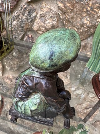 Niño de bronce con patinete