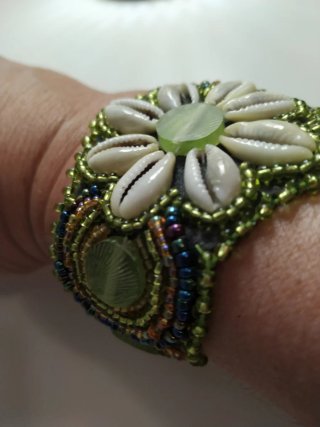 Pulsera abalorios conchas y piedras verdes