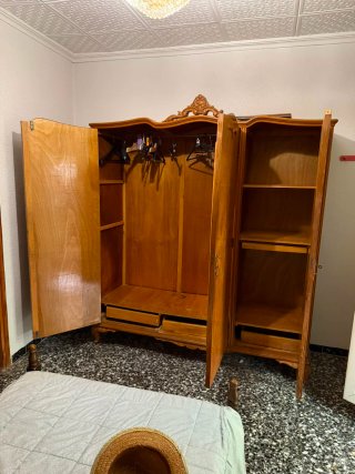 Armario antiguo de madera con espejo