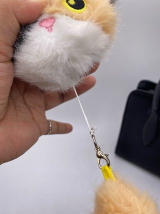 Peluche gato calicó con pompón