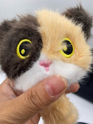 Peluche gato calicó con pompón