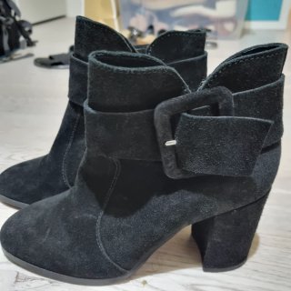 Botines negros mujer tacón y hebilla