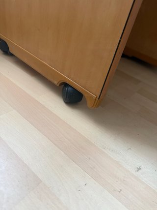 Escritorio de madera con ruedas