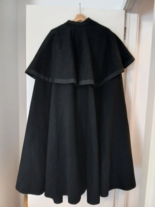 Capa española antigua negra
