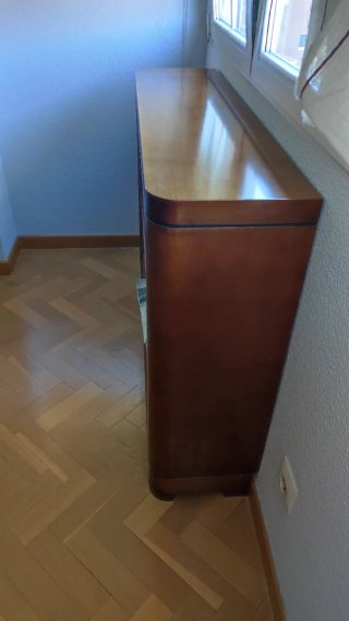 Librero de madera de cerezo con vitrinas