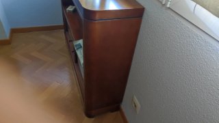 Librero de madera de cerezo con vitrinas
