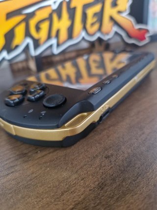 PSP 3000 Negra Mate con Detalles Dorados