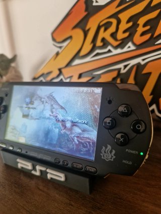 PSP 3000 Negra Mate con Detalles Dorados