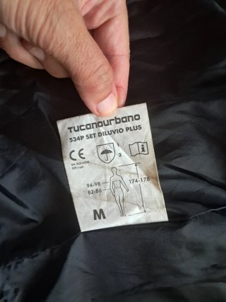 Chaqueta pantalones y protector zapatos tucano