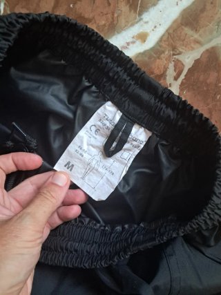 Chaqueta pantalones y protector zapatos tucano