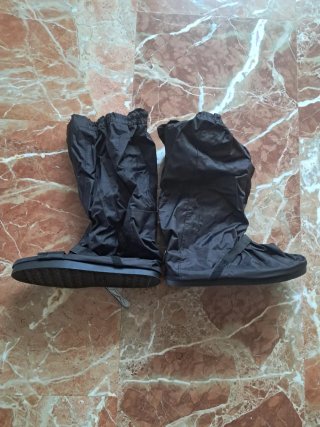 Chaqueta pantalones y protector zapatos tucano