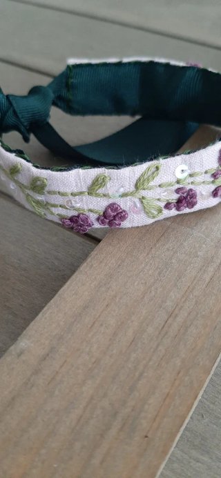 Pulsera bordada flores moradas y verdes