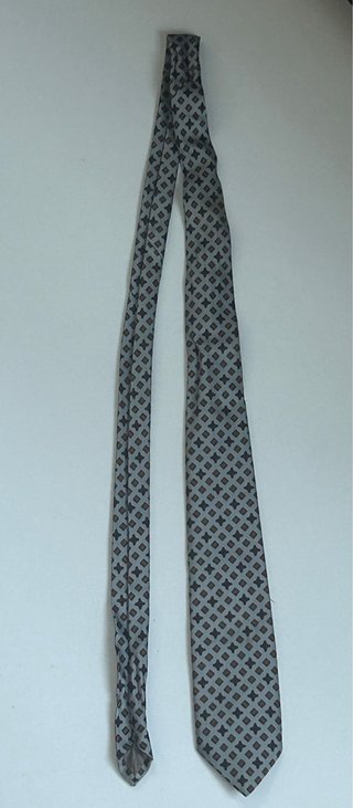 Corbata gris y marrón con estampado