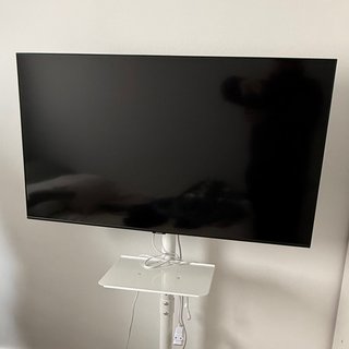 Televisor Smart Samsung 43' con pie