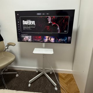 Televisor Smart Samsung 43' con pie