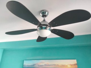 Ventilador de techo grande negro y blanco, lampara