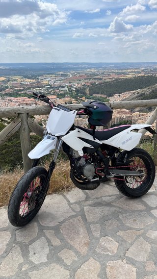 Beta RRT 50 Supermotard Blanca y Rosa
