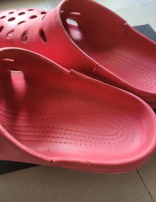 ZUECOS ROJOS TALLA 44.