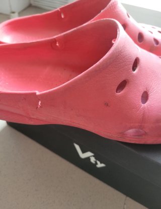 ZUECOS ROJOS TALLA 44.