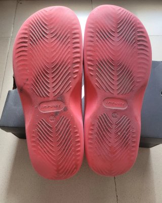 ZUECOS ROJOS TALLA 44.