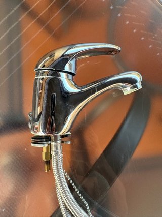 Grifo de lavabo metálico plateado