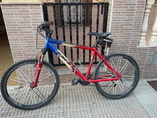 Bicicleta Montaña Roja y Azul