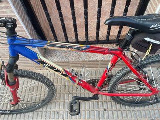 Bicicleta Montaña Roja y Azul