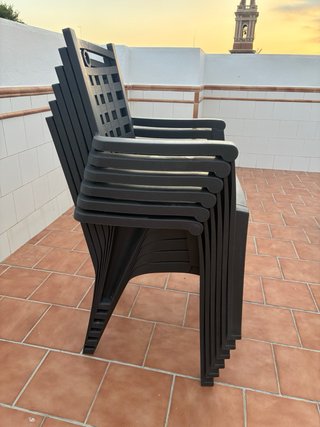 Tavolo e 6 sedie per terrazzo o giardino in plastica