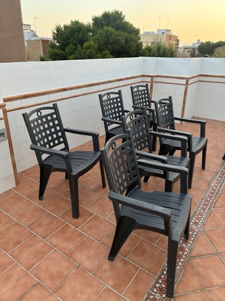 Tavolo e 6 sedie per terrazzo o giardino in plastica