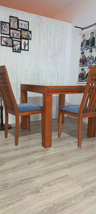 Mesa de comedor de madera y cristal