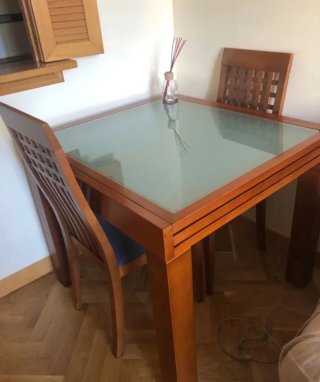 Mesa de comedor de madera y cristal